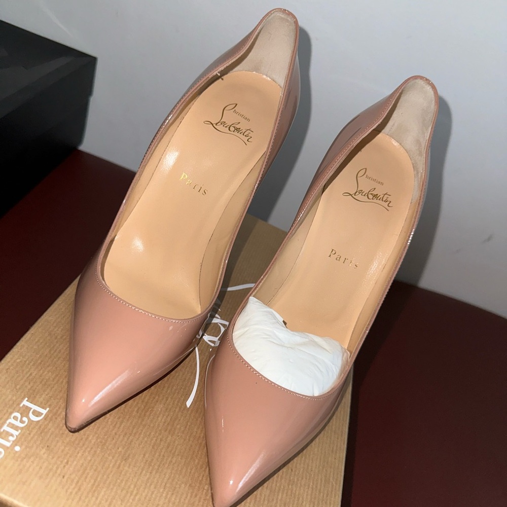 christian louboutin nude pumps NEW NEVER WORN